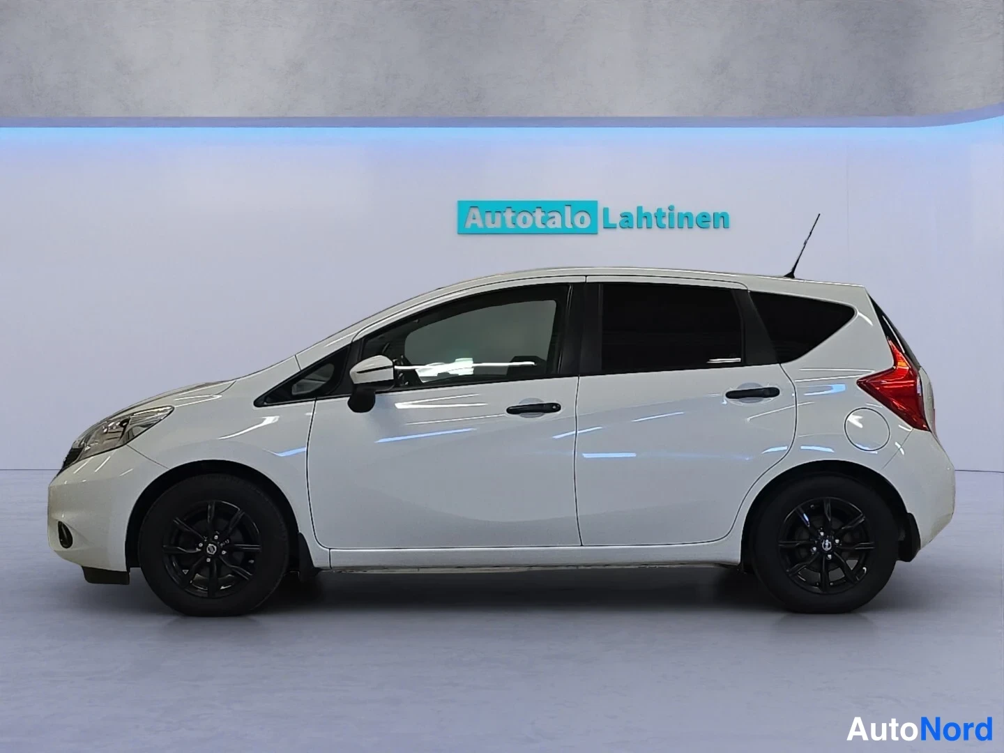 Valkoinen Nissan Note 2015, sivulta, kuva 5