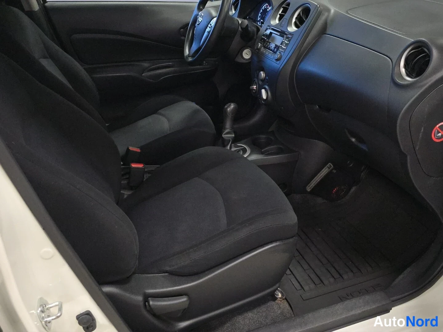 Valkoinen Nissan Note 2015, ohjaamo, kuva 11