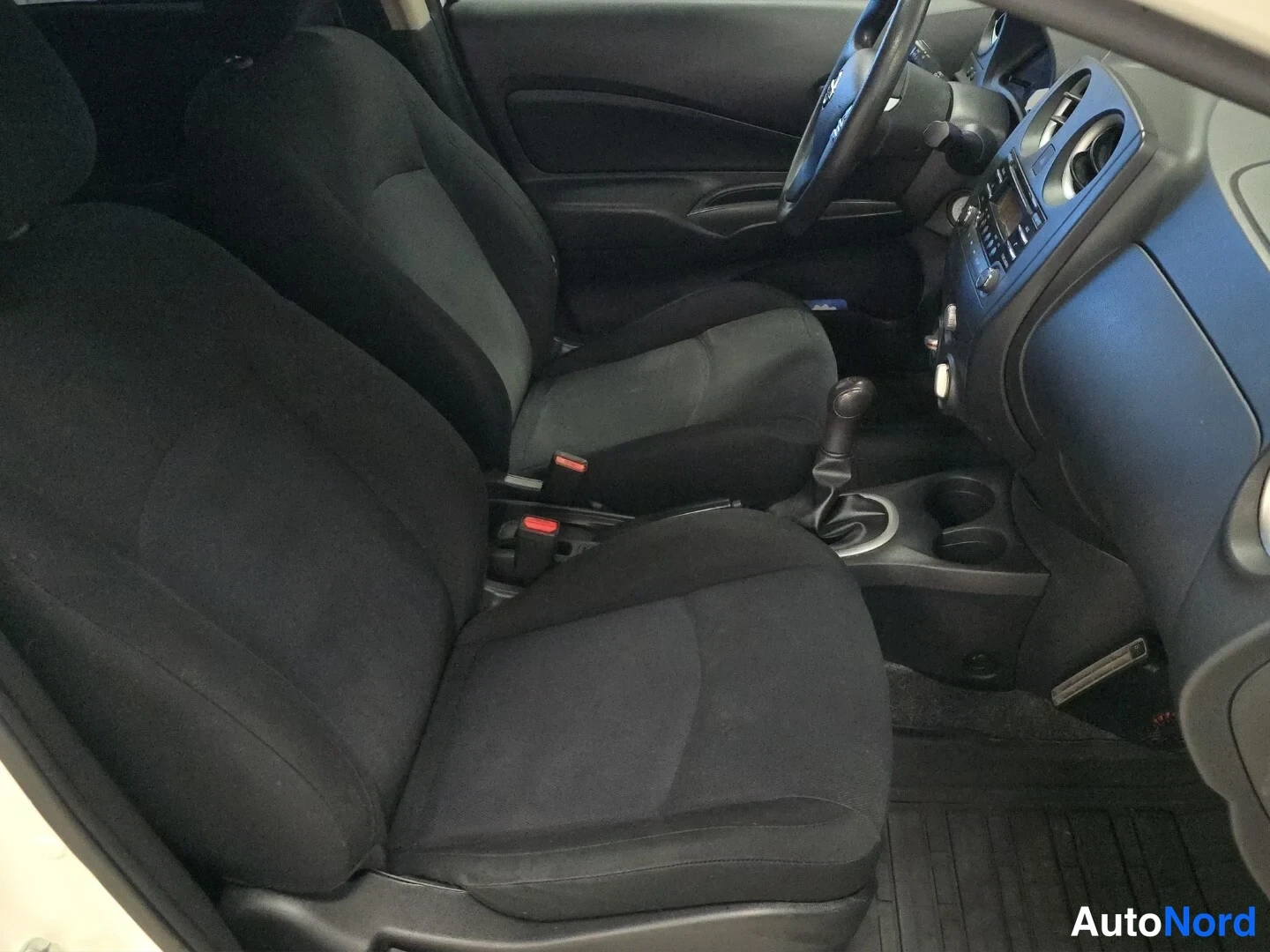Valkoinen Nissan Note 2015, etuistuimet, kuva 12