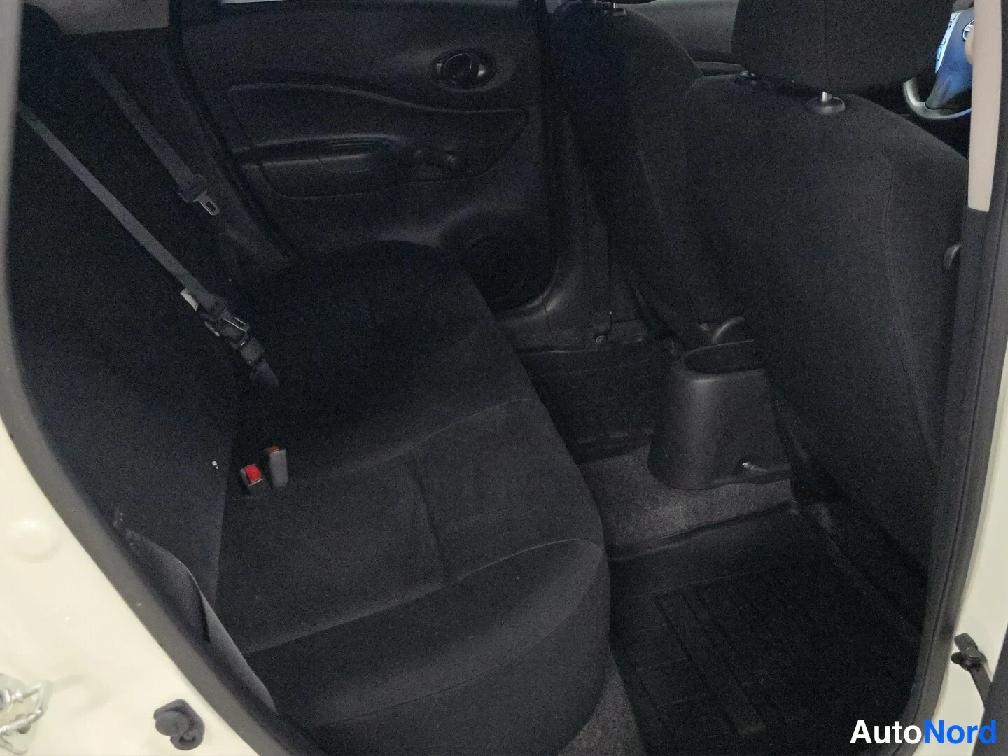 Valkoinen Nissan Note 2015, takaistuimet, kuva 13