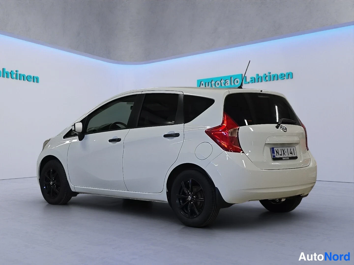 Valkoinen Nissan Note 2015, takaviisto, kuva 6