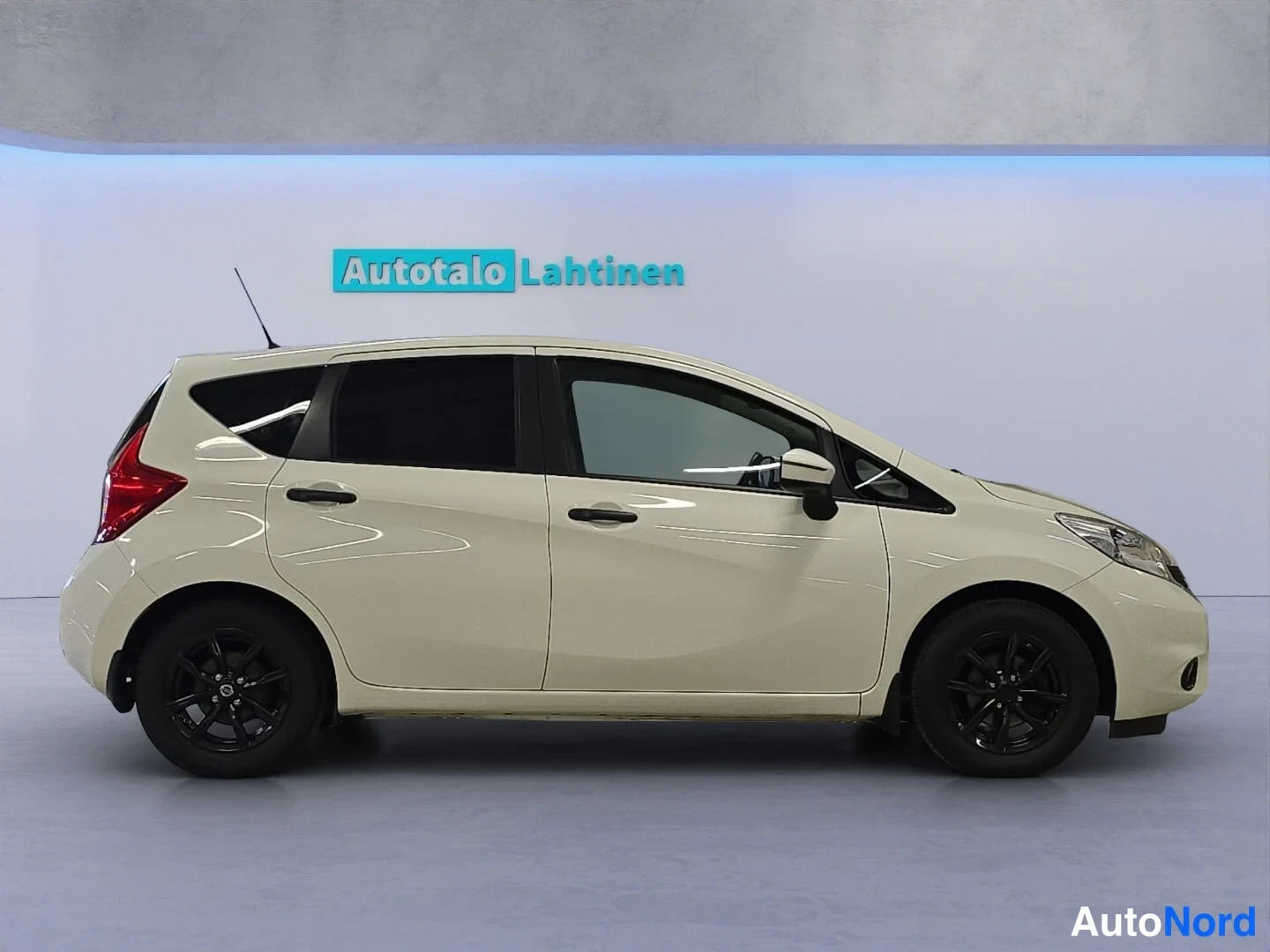 Valkoinen Nissan Note 2015, etuviisto, keula oikealle, kuva 2