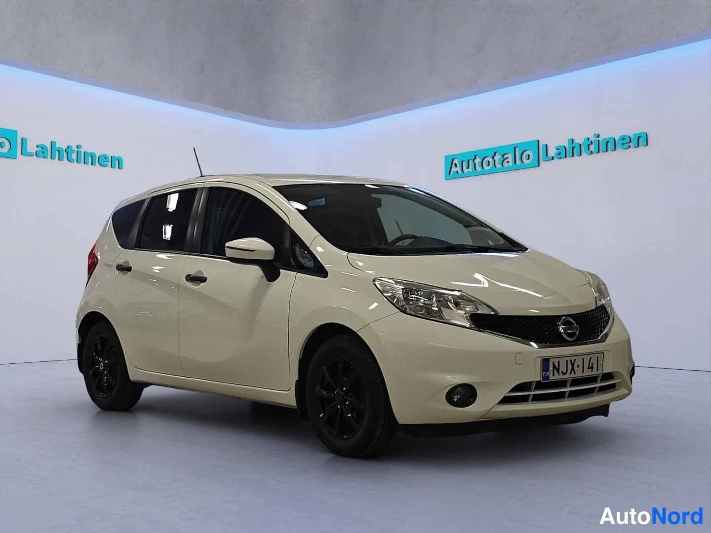 Valkoinen Nissan Note 2015, etuviisto, keula oikealle, kuva 3