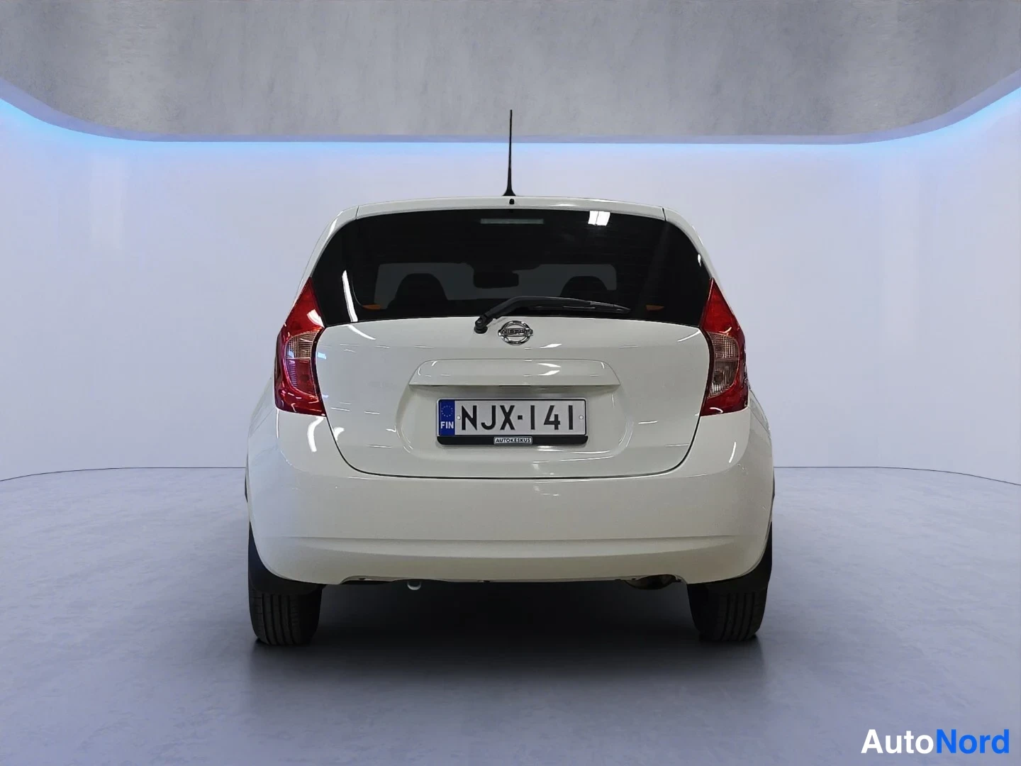 Valkoinen Nissan Note 2015, takaa, kuva 8