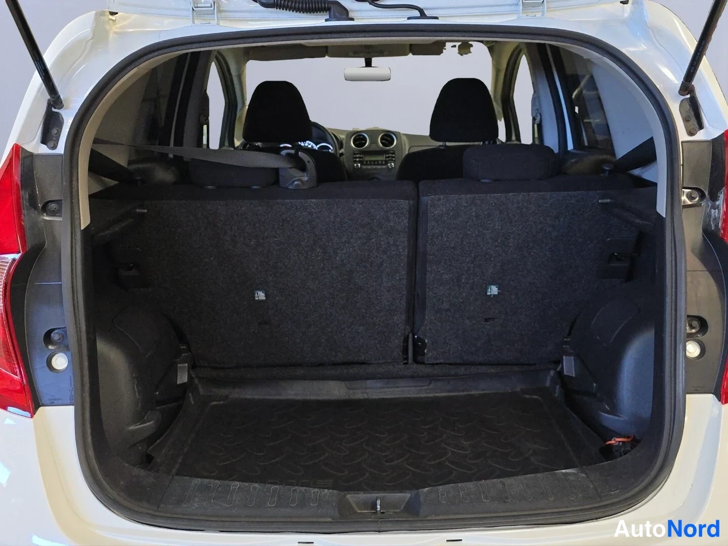 Valkoinen Nissan Note 2015, tavaratila, kuva 14