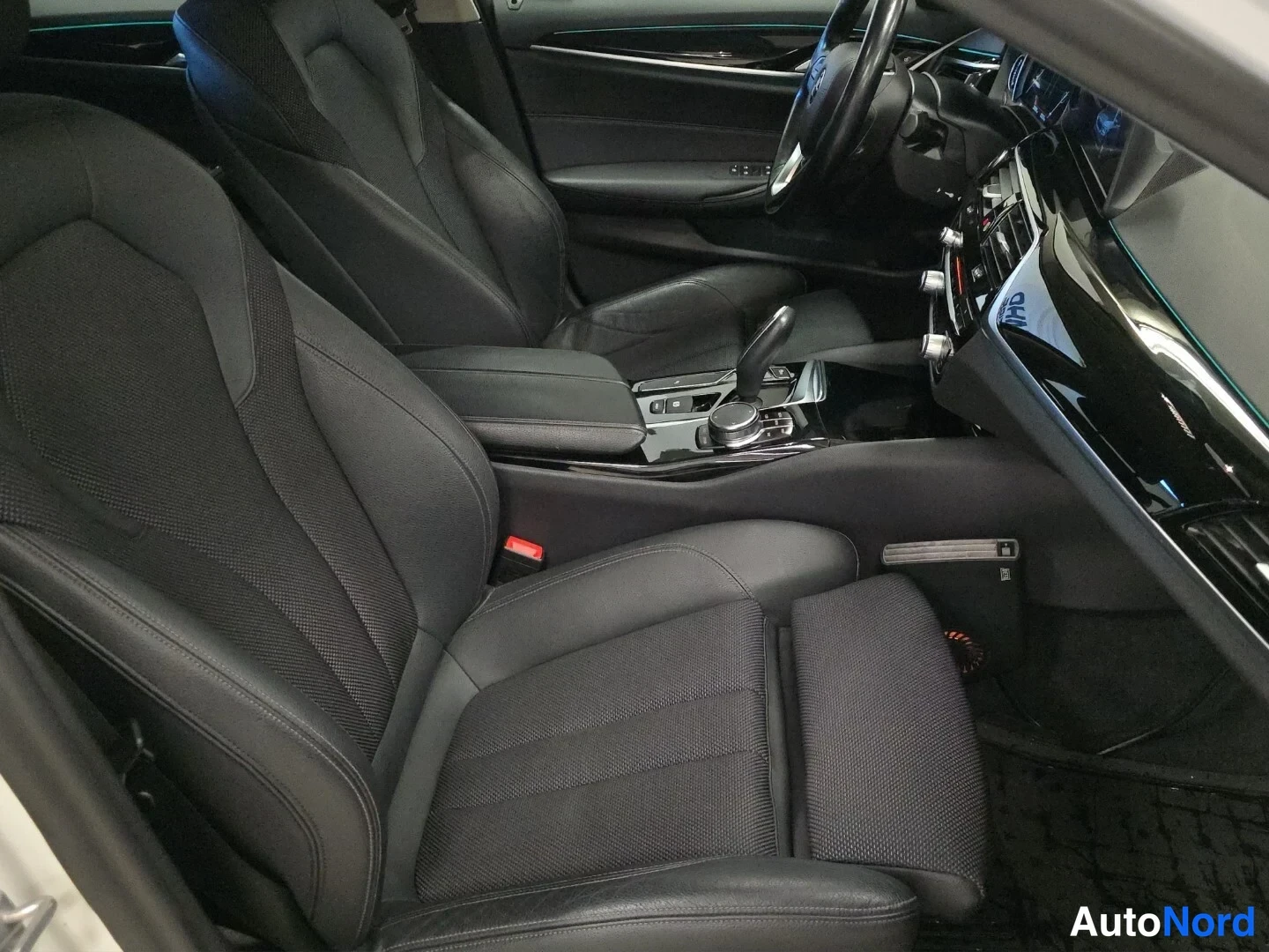 Valkoinen BMW 520d 2018, etuistuimet, kuva 12