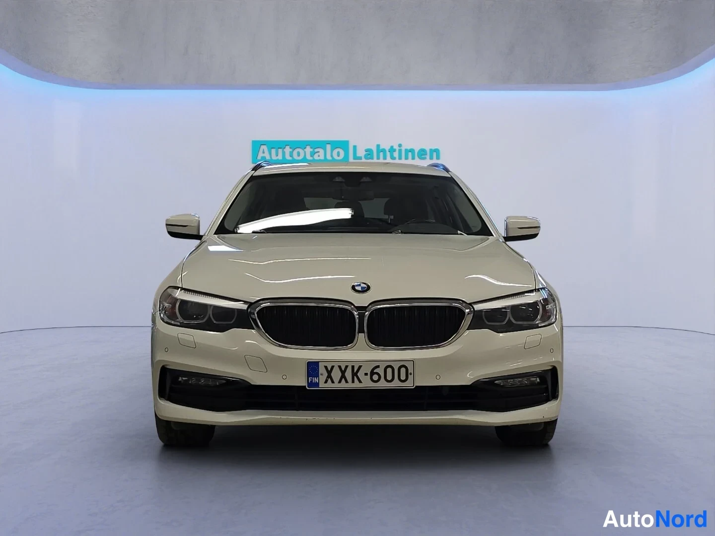 Valkoinen BMW 520d 2018, edestä, kuva 3