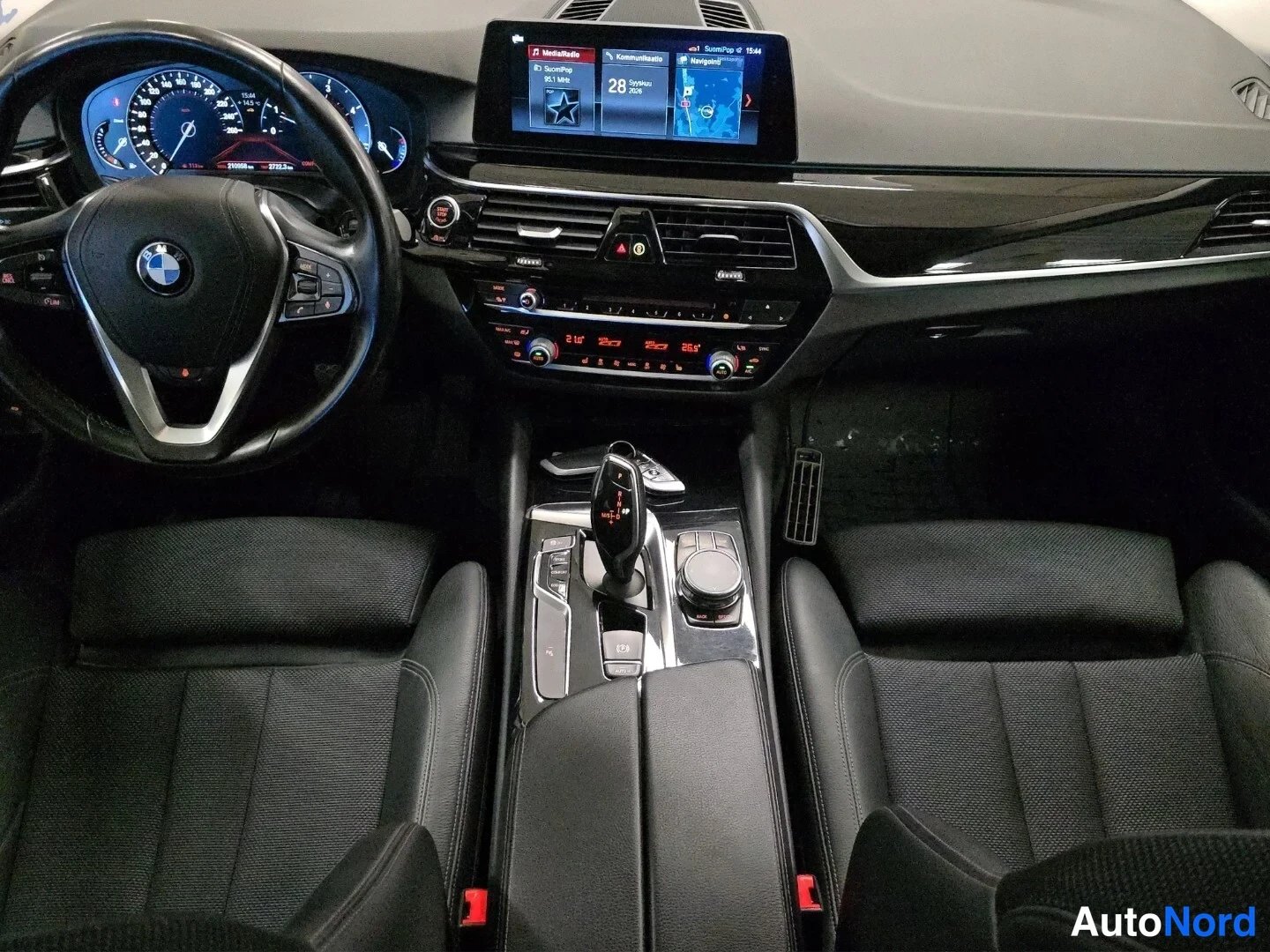 Valkoinen BMW 520d 2018, ohjaamo, kuva 9