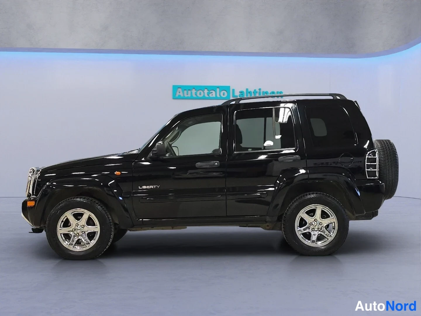 Musta Jeep Cherokee 2003, sivulta, kuva 4