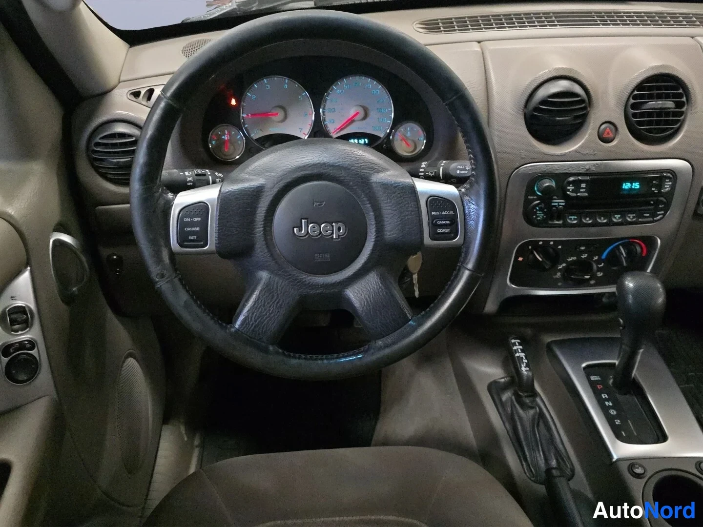 Musta Jeep Cherokee 2003, ohjaamo, kuva 10