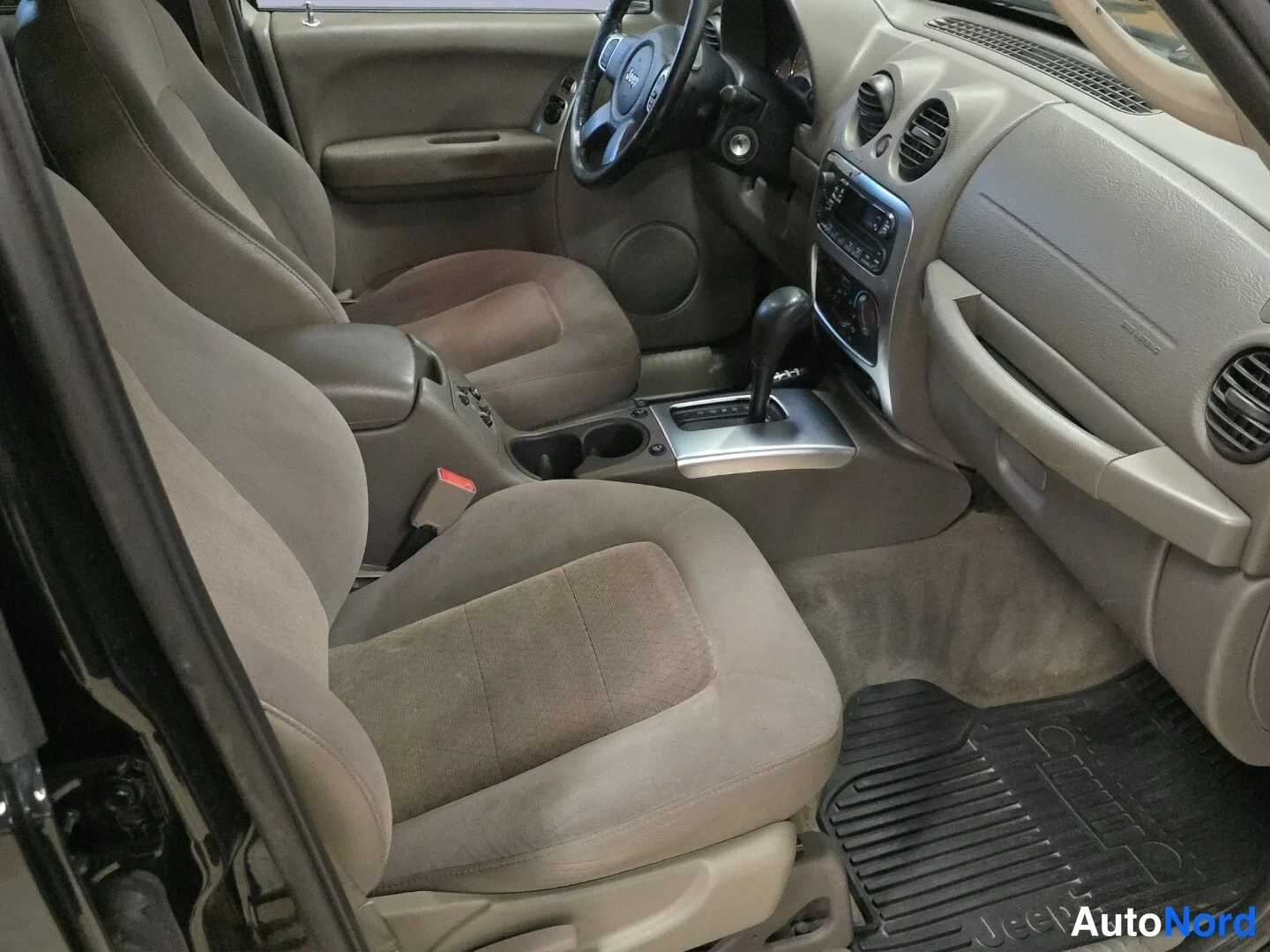 Musta Jeep Cherokee 2003, etuistuimet, kuva 11