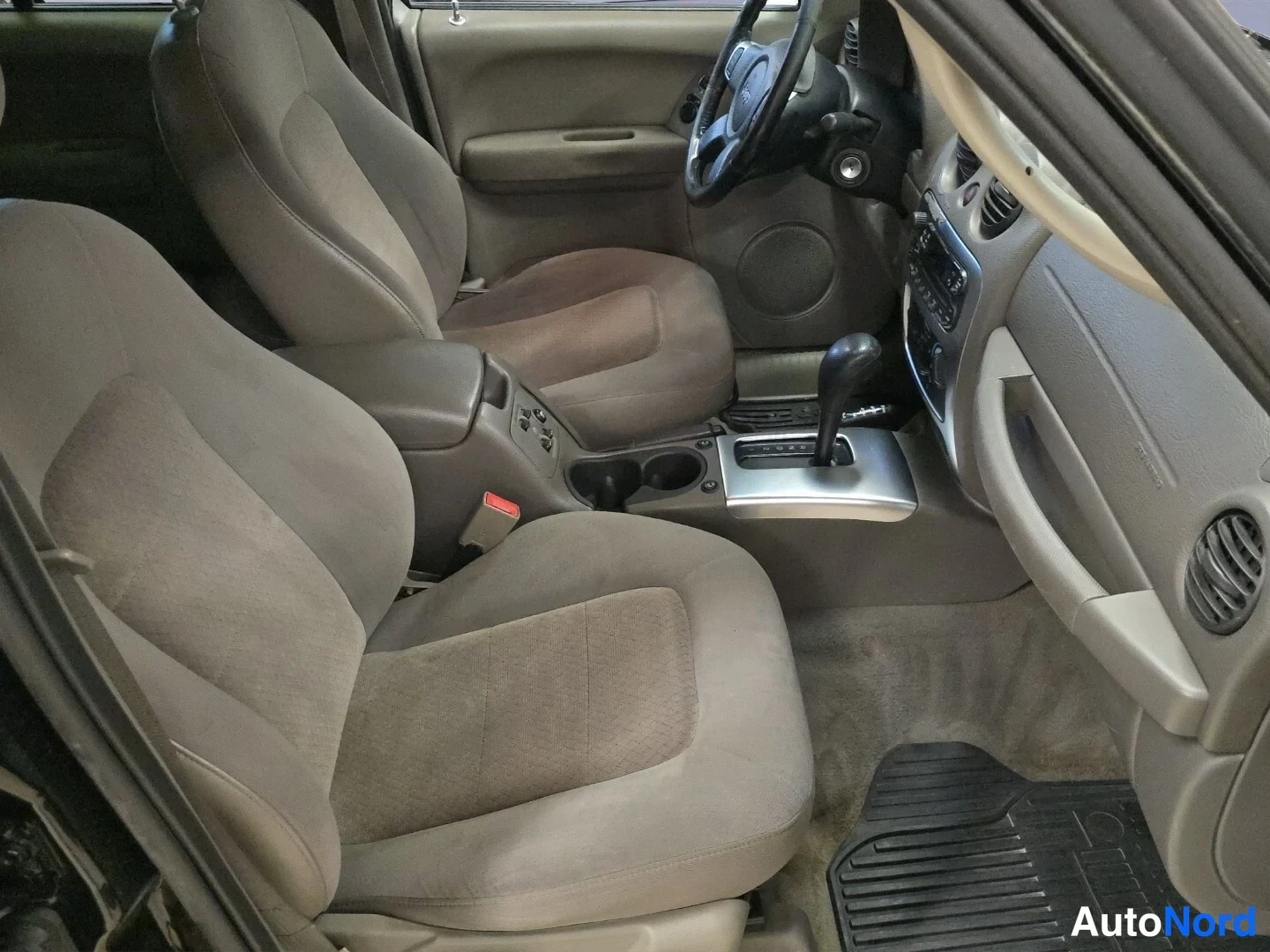 Musta Jeep Cherokee 2003, etuistuimet, kuva 12