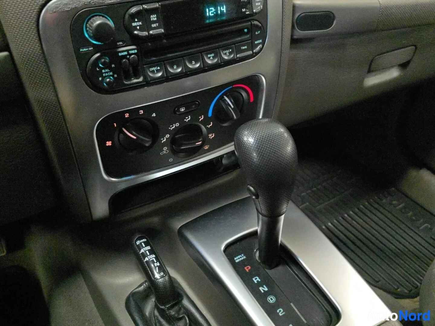 Musta Jeep Cherokee 2003, yksityiskohta, kuva 16
