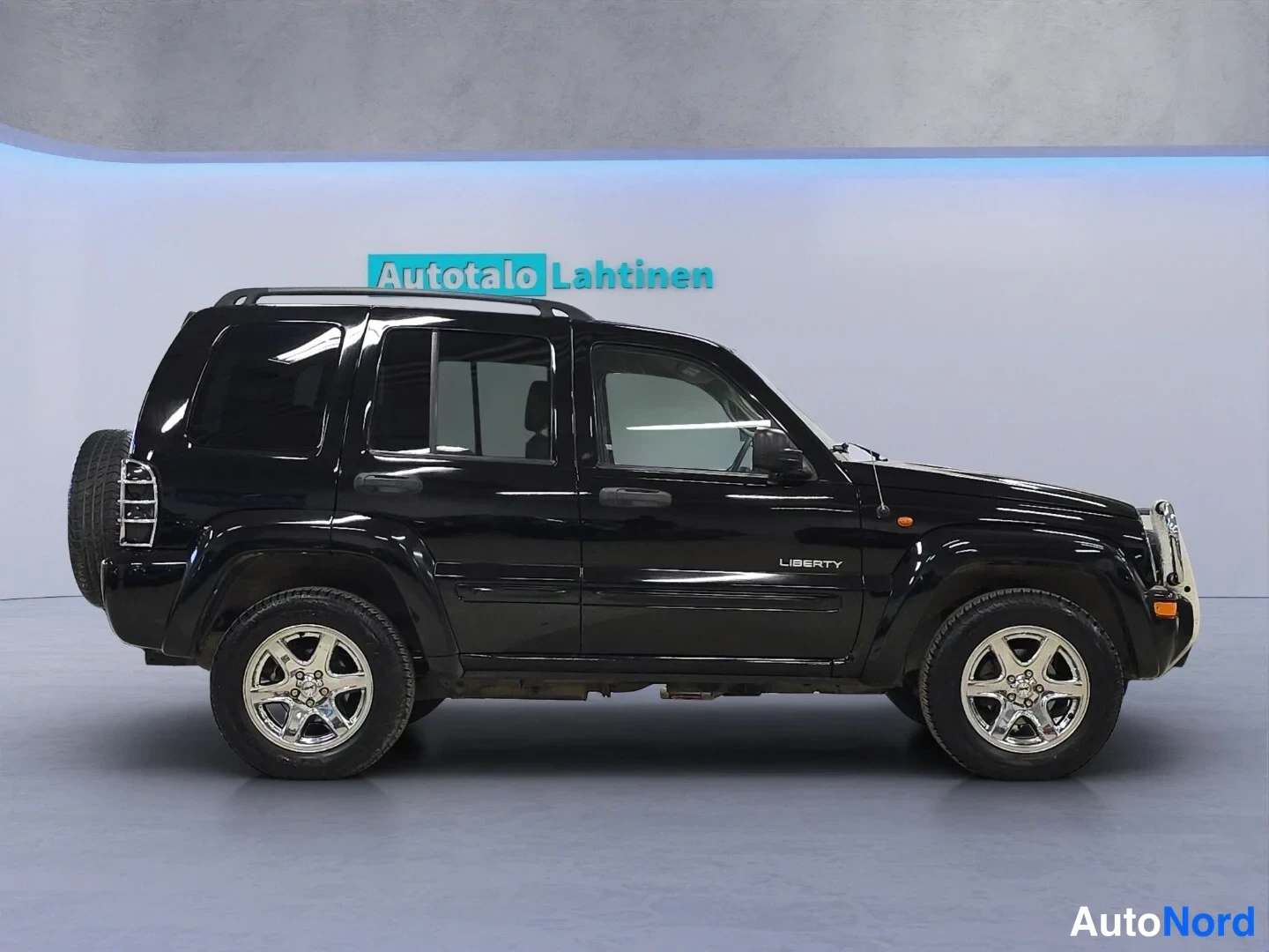 Musta Jeep Cherokee 2003, sivulta, kuva 5