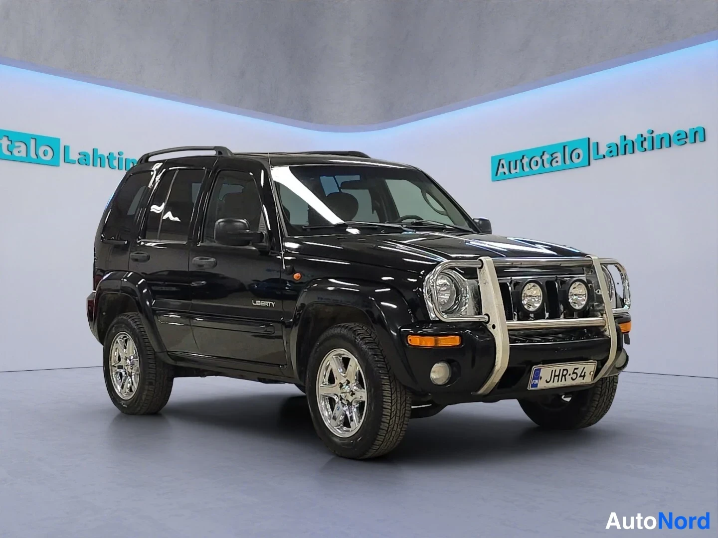Musta Jeep Cherokee 2003, etuviisto, keula oikealle, kuva 2