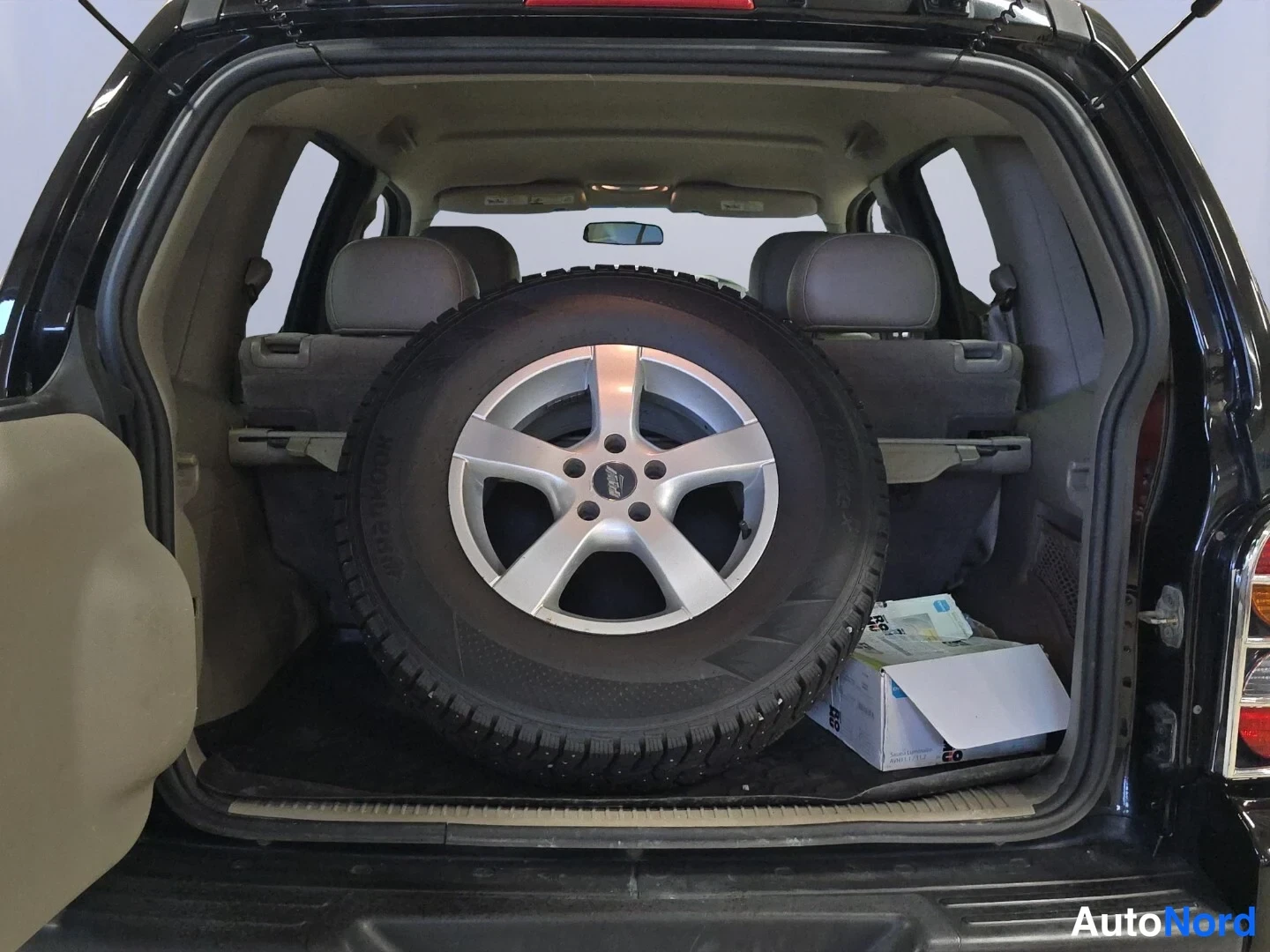 Musta Jeep Cherokee 2003, tavaratila, kuva 14