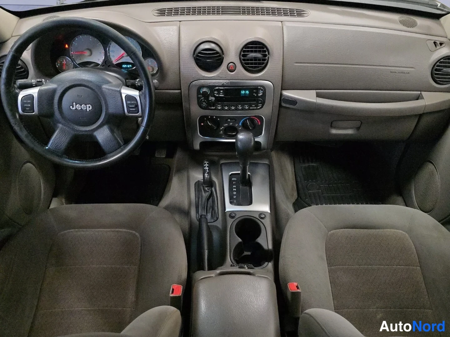 Musta Jeep Cherokee 2003, ohjaamo, kuva 9