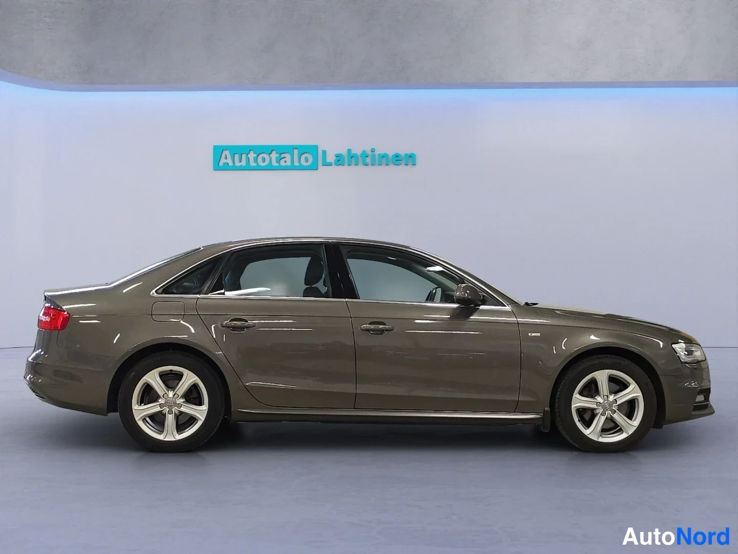 Grey Audi A4 2015, front three-quarter, nose to the right, photo 3