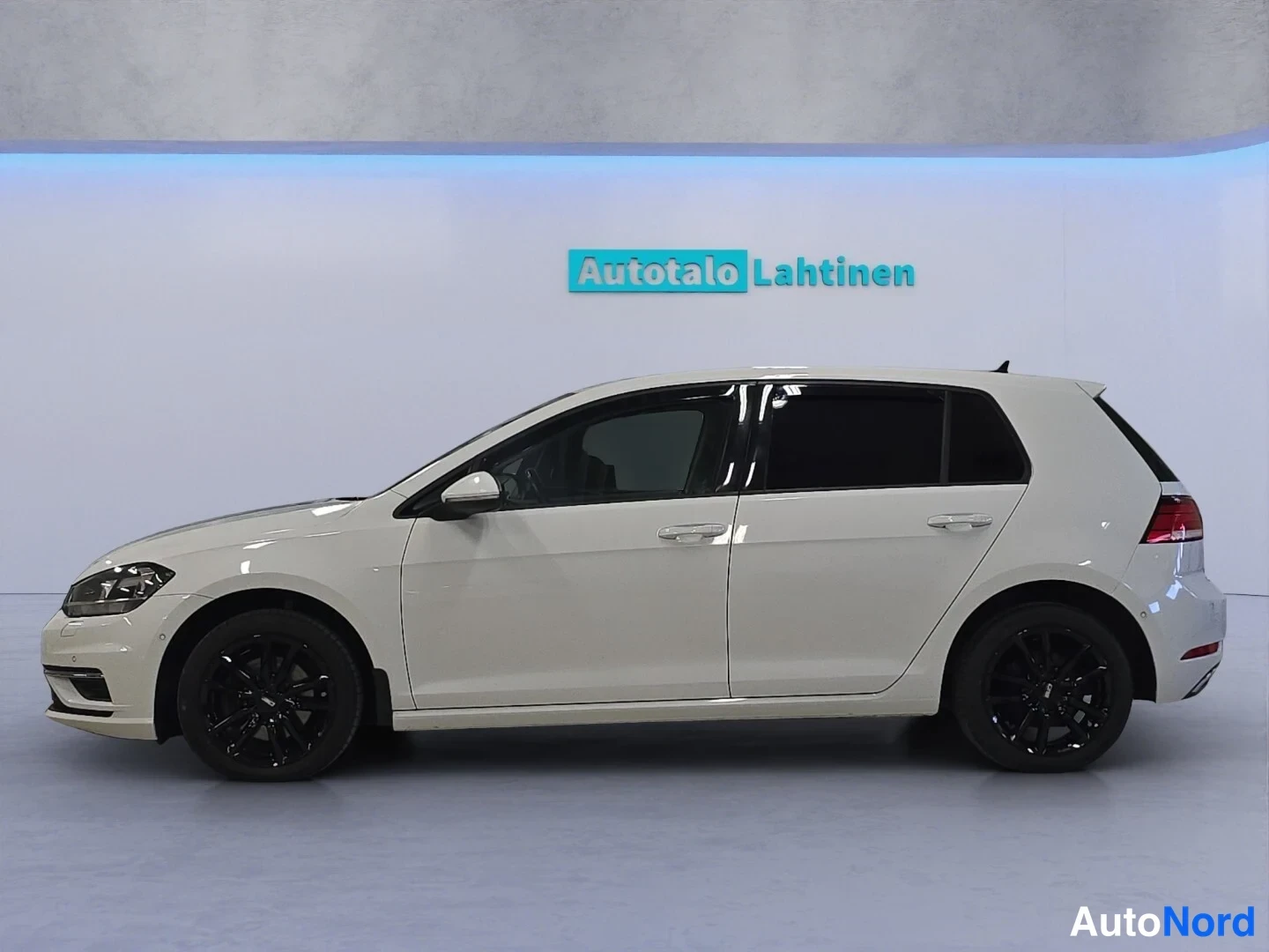 Valkoinen Volkswagen Golf 2018, etuviisto, keula vasemmalle, kuva 2