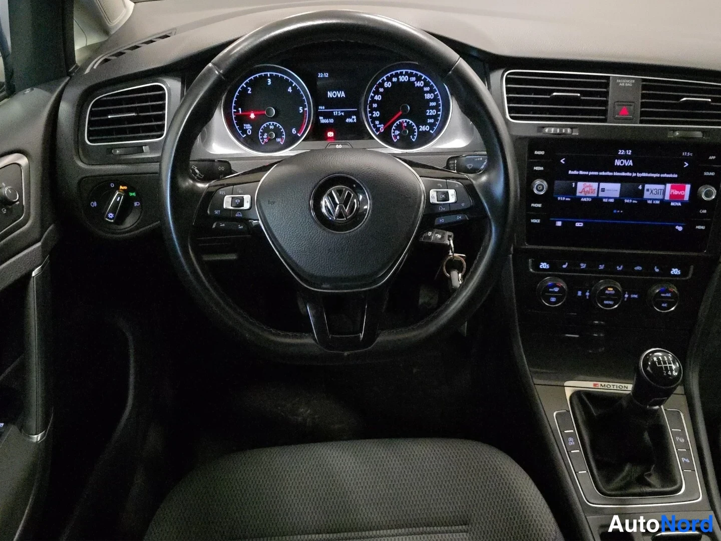 Valkoinen Volkswagen Golf 2018, ohjaamo, kuva 10