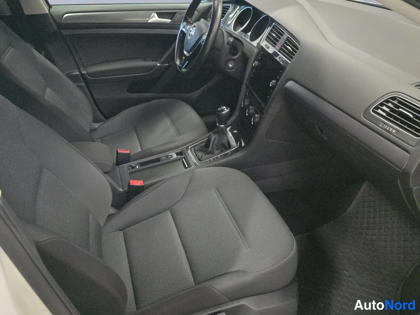 Valkoinen Volkswagen Golf 2018, ohjaamo, kuva 11