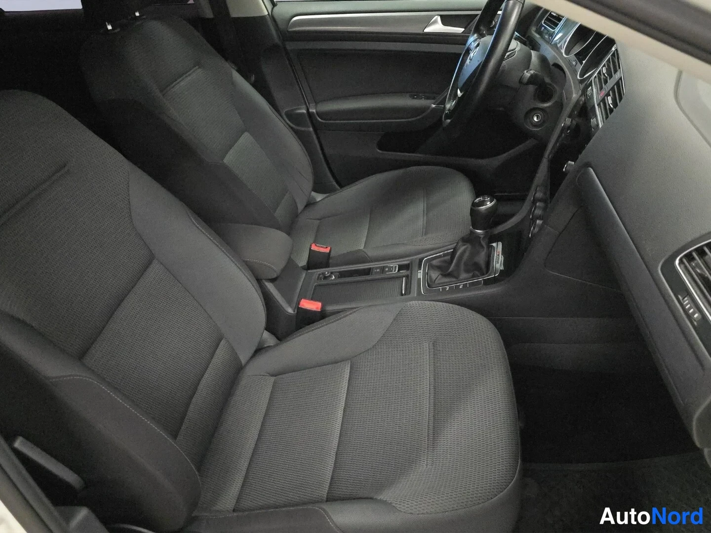 Valkoinen Volkswagen Golf 2018, etuistuimet, kuva 12
