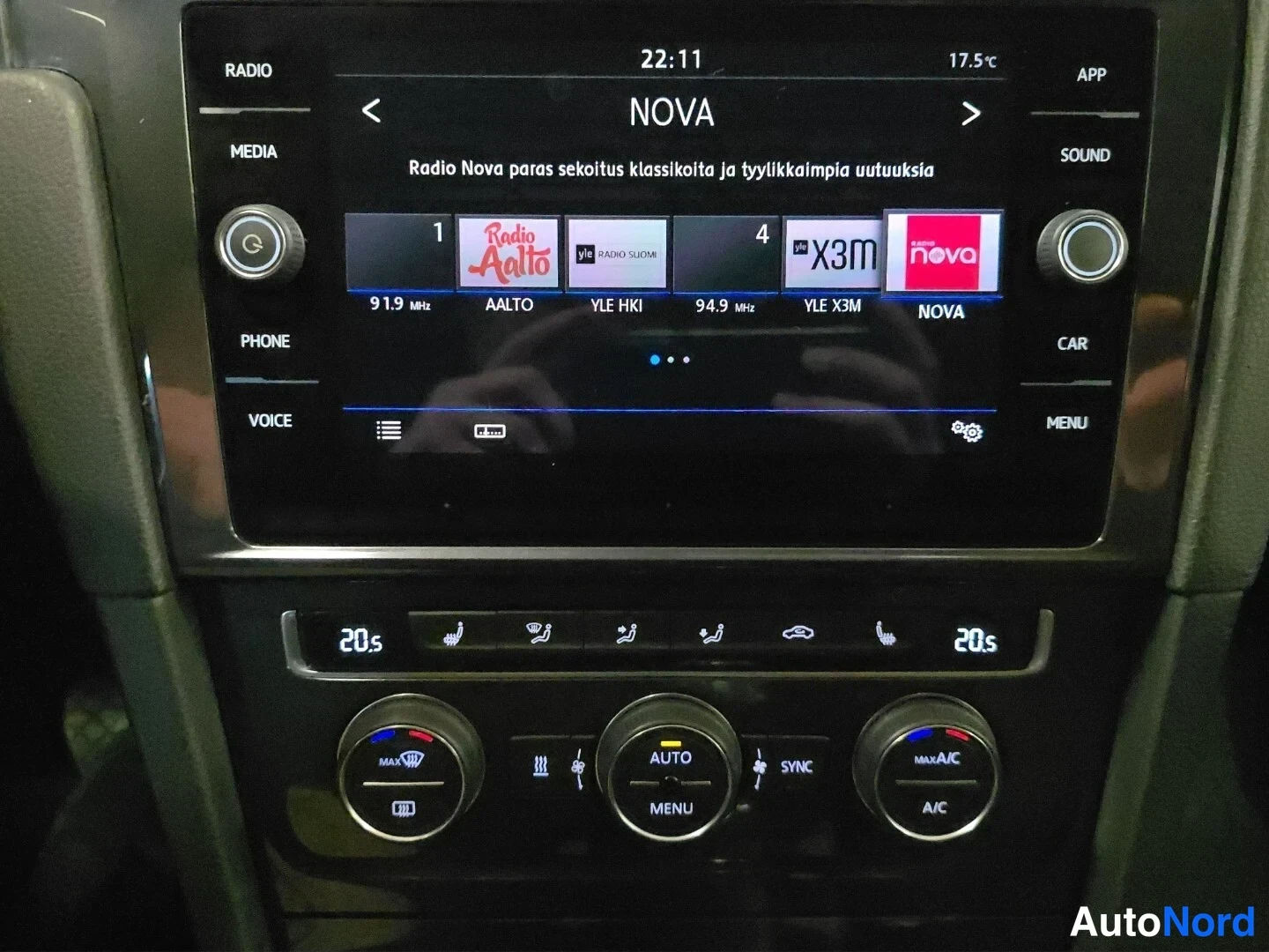 Valkoinen Volkswagen Golf 2018, yksityiskohta, kuva 16