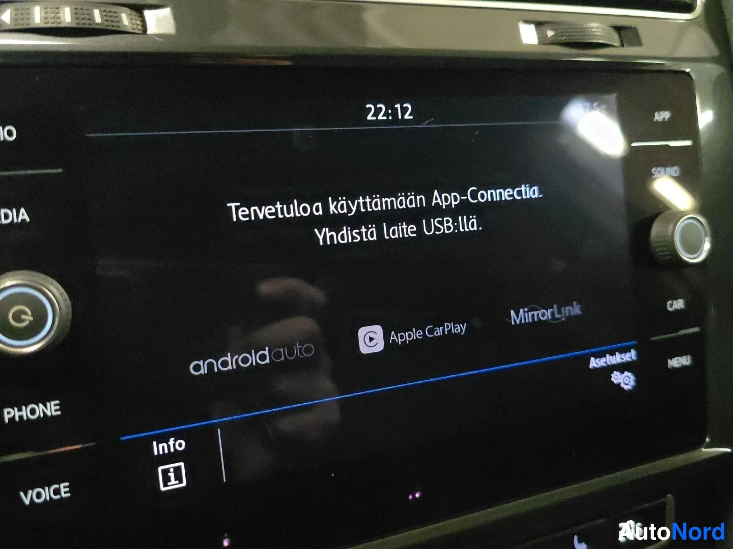 Valkoinen Volkswagen Golf 2018, yksityiskohta, kuva 17