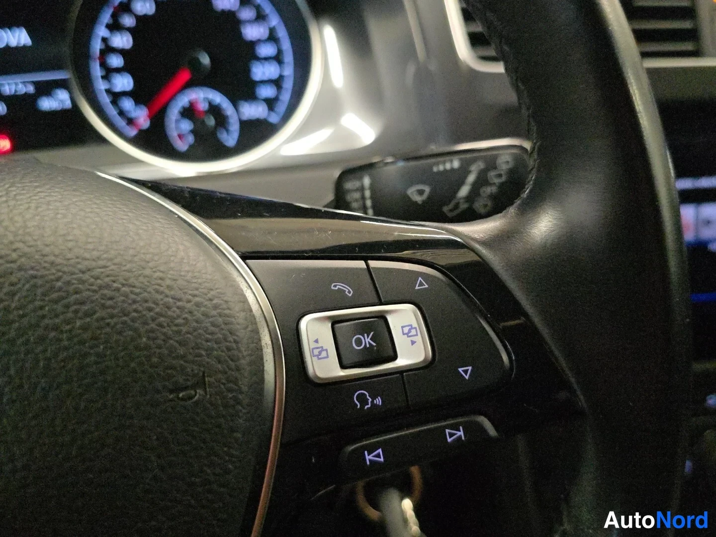 Valkoinen Volkswagen Golf 2018, yksityiskohta, kuva 18
