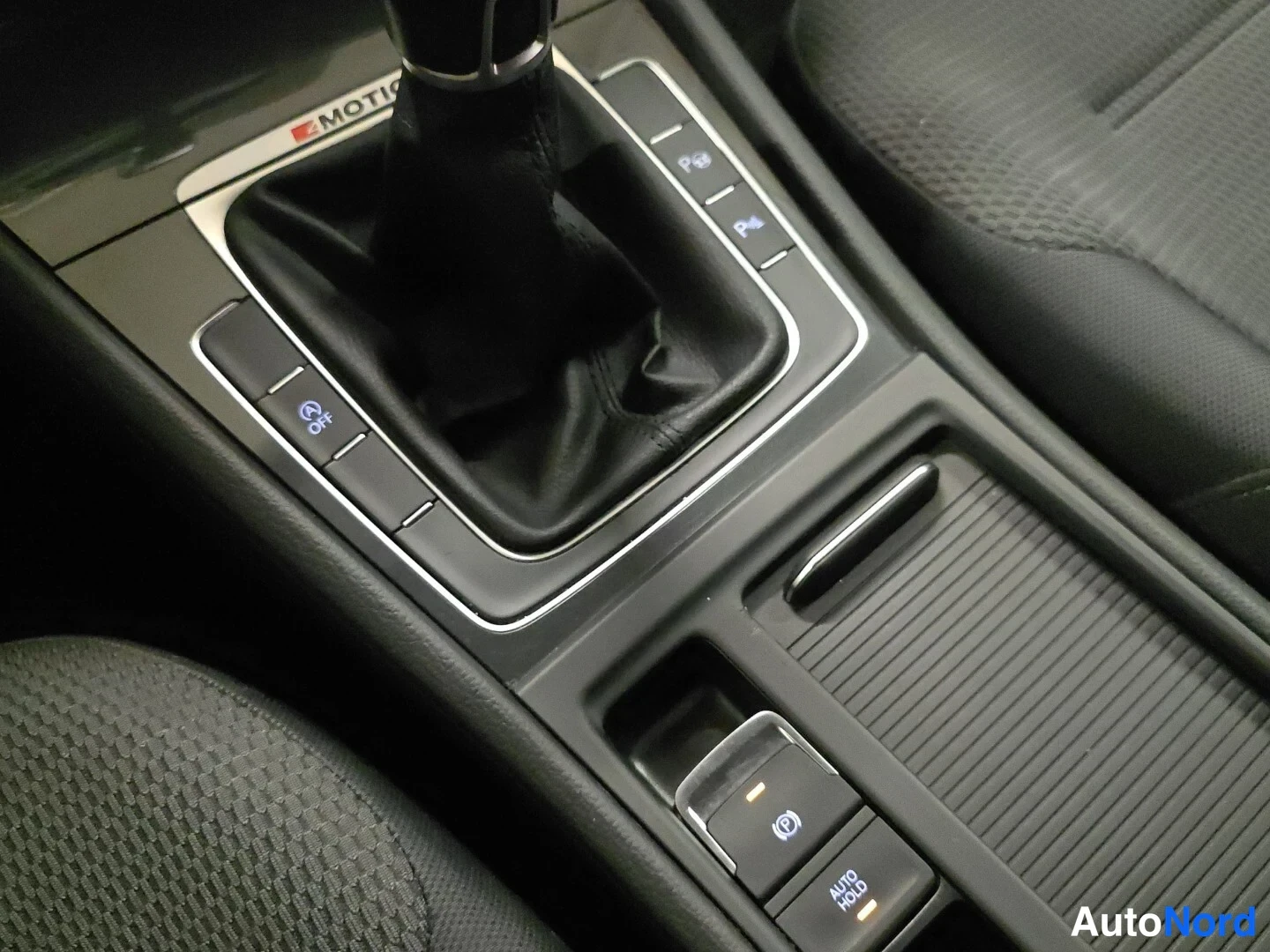 Valkoinen Volkswagen Golf 2018, yksityiskohta, kuva 19