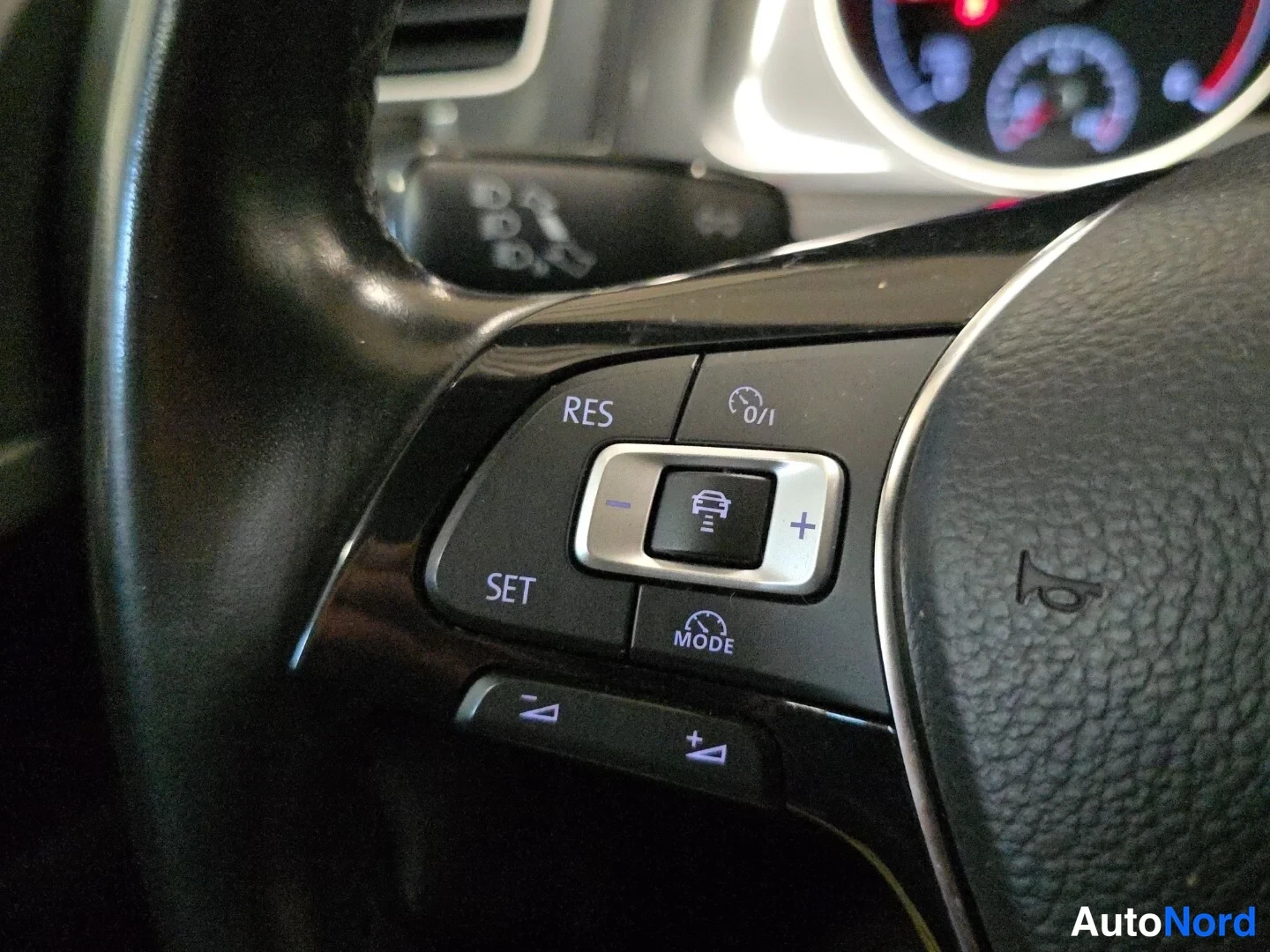 Valkoinen Volkswagen Golf 2018, yksityiskohta, kuva 20