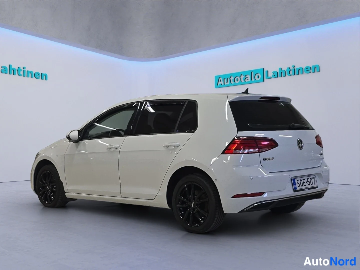 Valkoinen Volkswagen Golf 2018, takaviisto, kuva 6