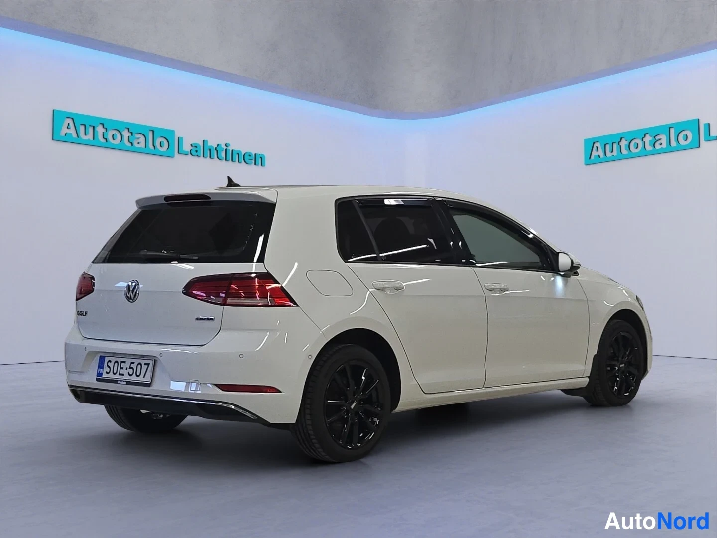 Valkoinen Volkswagen Golf 2018, takaviisto, kuva 7