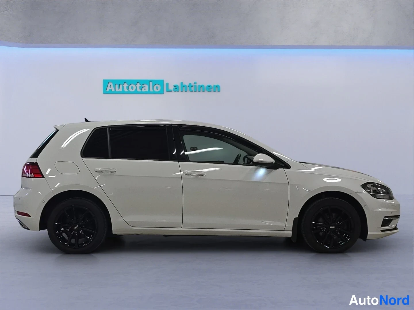 Valkoinen Volkswagen Golf 2018, sivulta, kuva 5