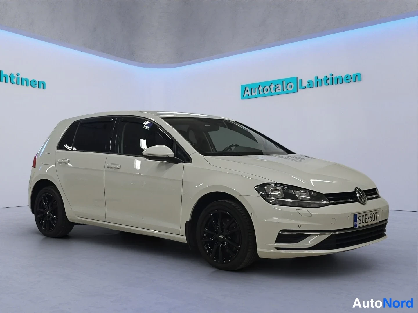 Valkoinen Volkswagen Golf 2018, etuviisto, keula oikealle, kuva 3
