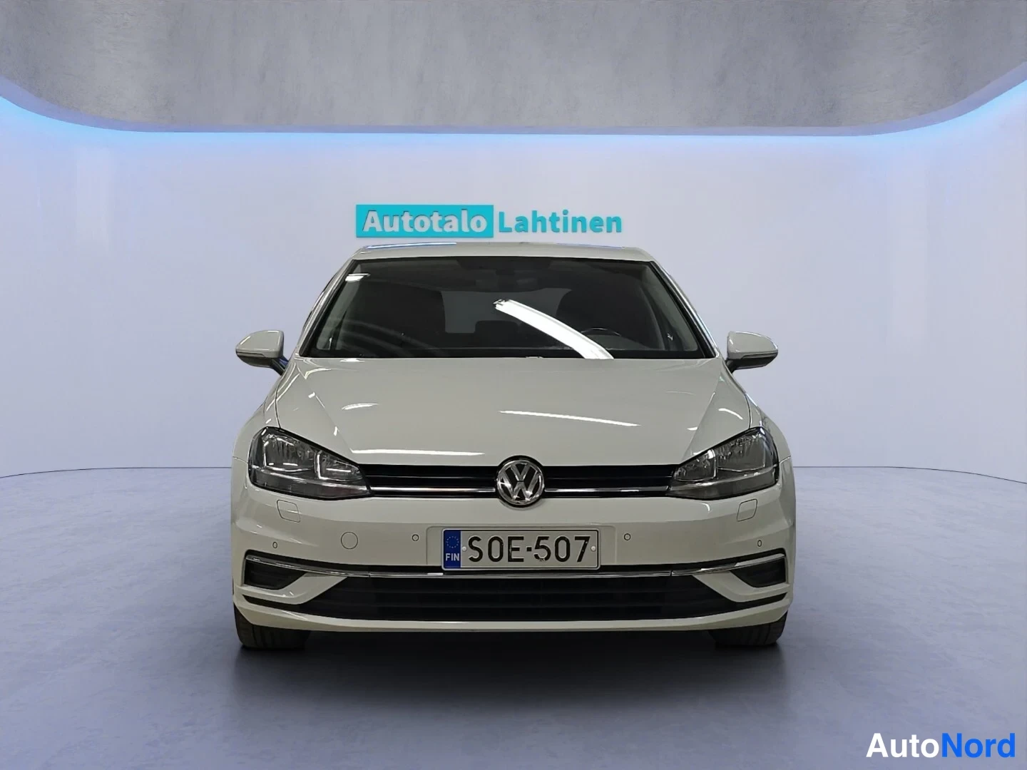 Valkoinen Volkswagen Golf 2018, edestä, kuva 4