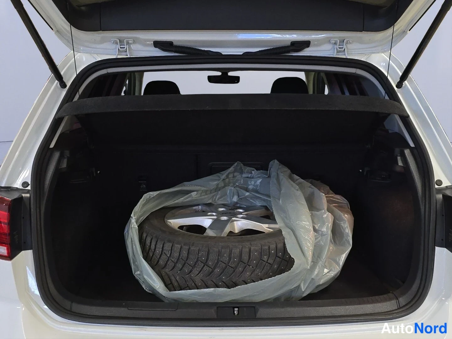 Valkoinen Volkswagen Golf 2018, tavaratila, kuva 14