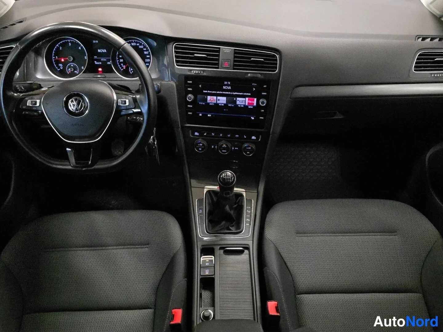 Valkoinen Volkswagen Golf 2018, ohjaamo, kuva 9