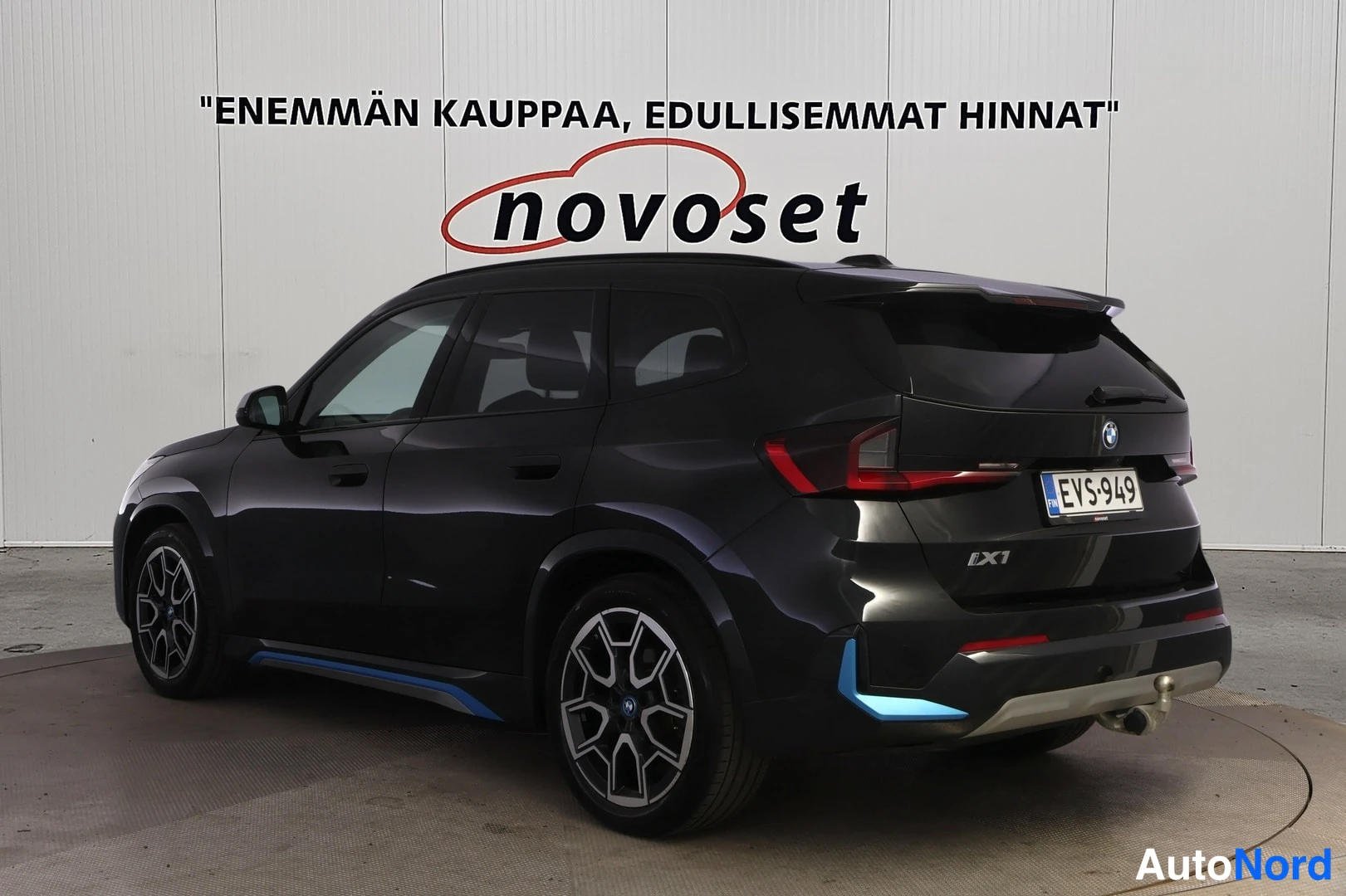 Musta BMW iX1 xDrive30 2023, takaviisto, kuva 4