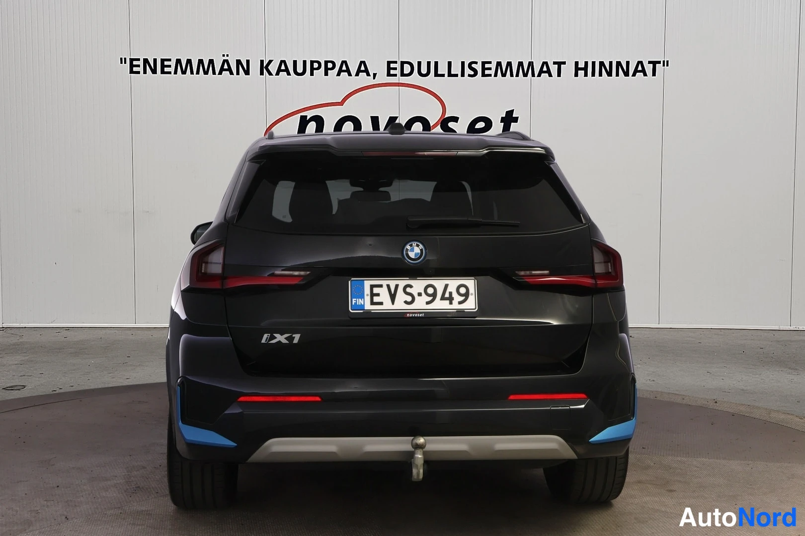 Musta BMW iX1 xDrive30 2023, takaa, kuva 6
