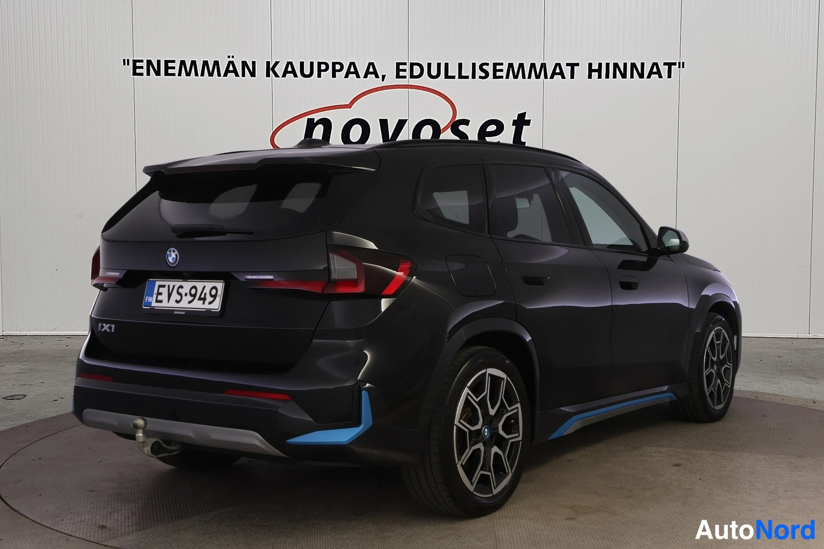 Musta BMW iX1 xDrive30 2023, takaviisto, kuva 5