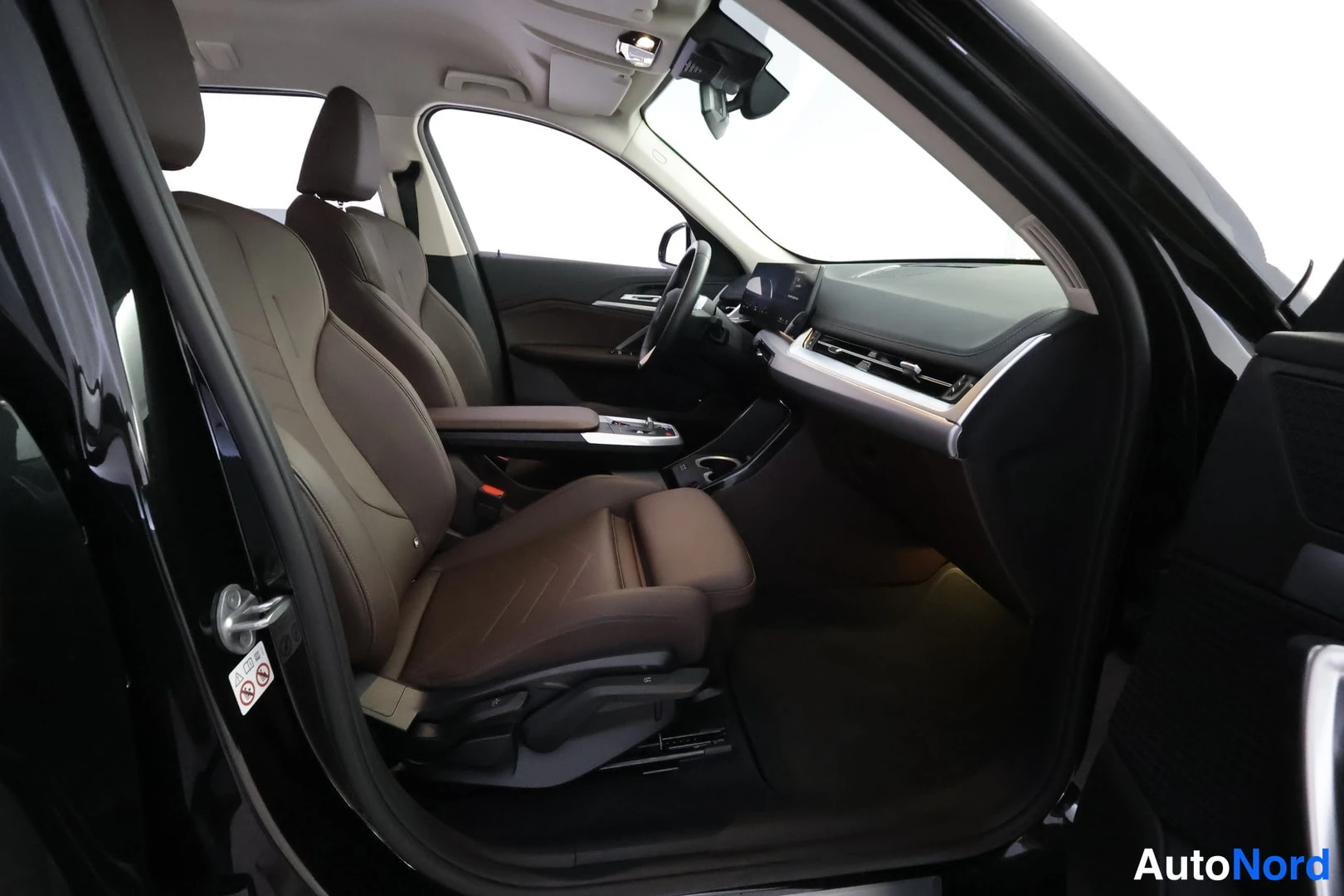 Musta BMW iX1 xDrive30 2023, etuistuimet, kuva 14