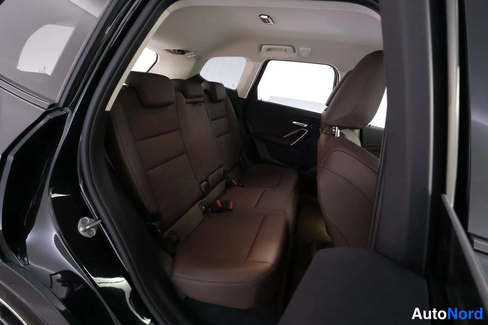 Musta BMW iX1 xDrive30 2023, takaistuimet, kuva 17