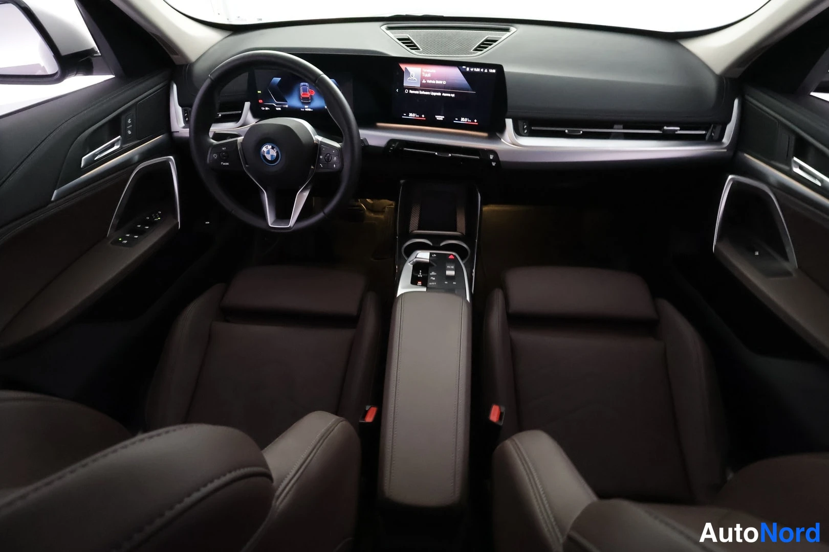 Musta BMW iX1 xDrive30 2023, ohjaamo, kuva 11