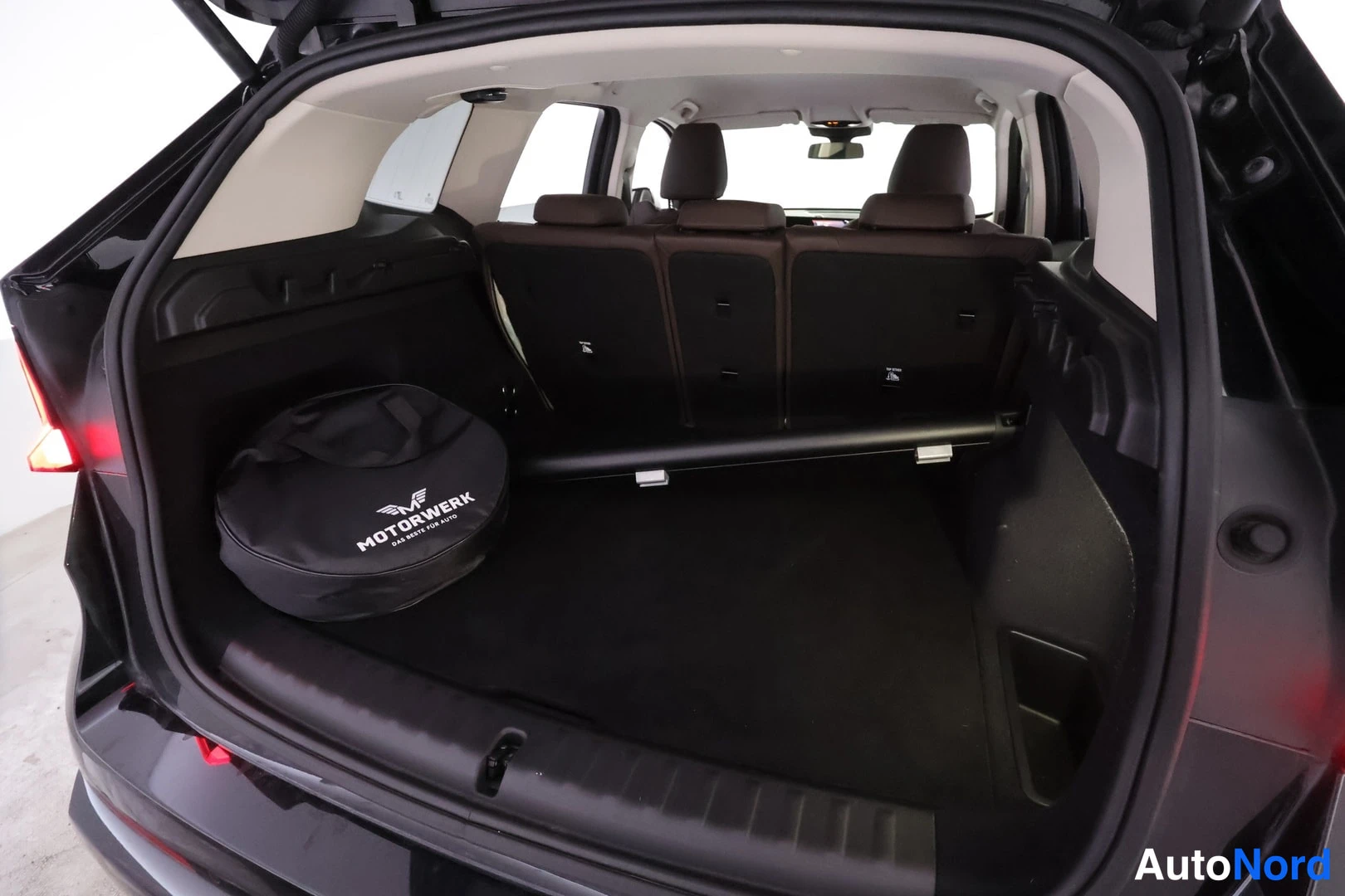 Musta BMW iX1 xDrive30 2023, tavaratila, kuva 19