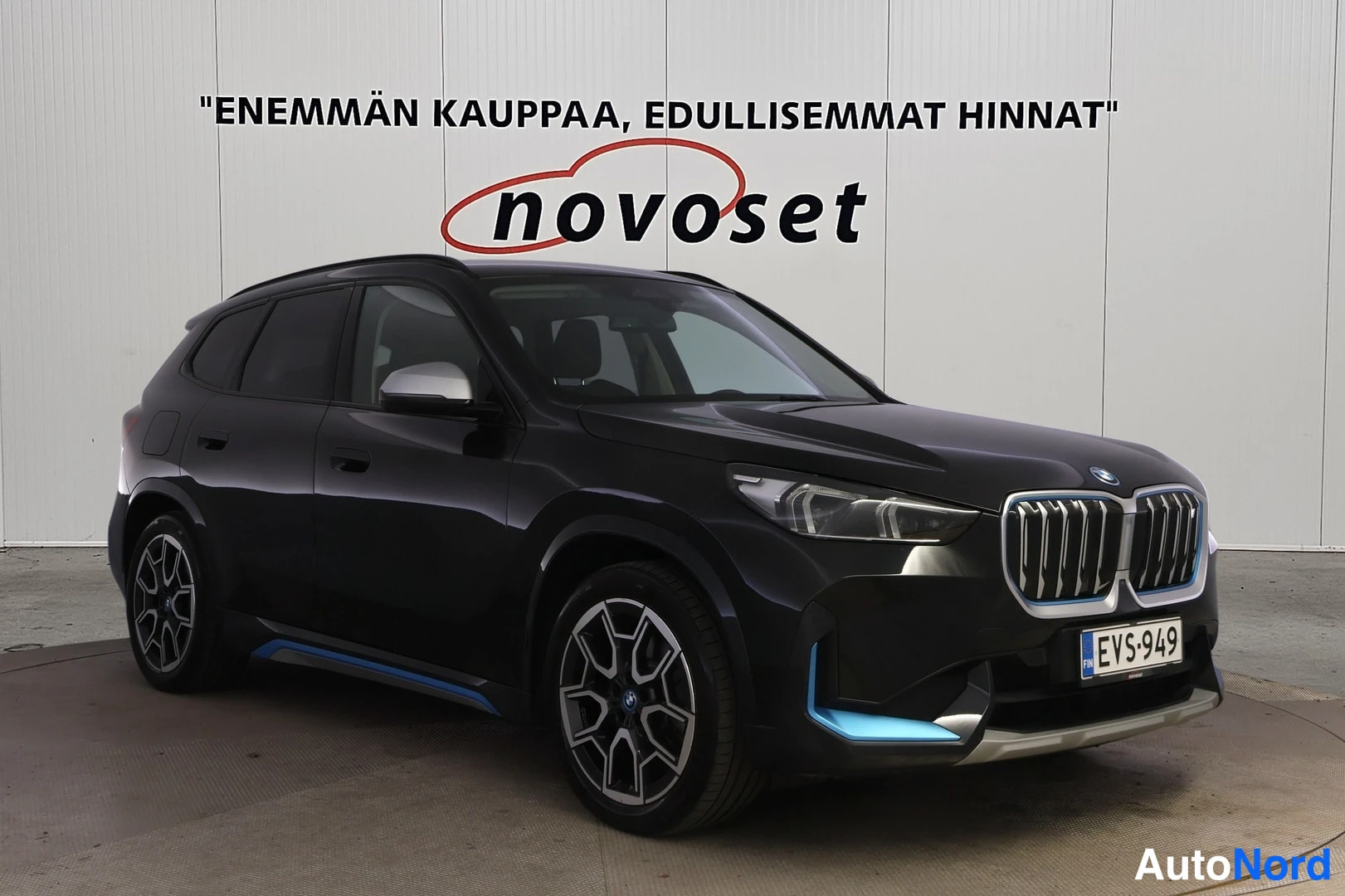 Musta BMW iX1 xDrive30 2023, etuviisto, keula oikealle, kuva 2
