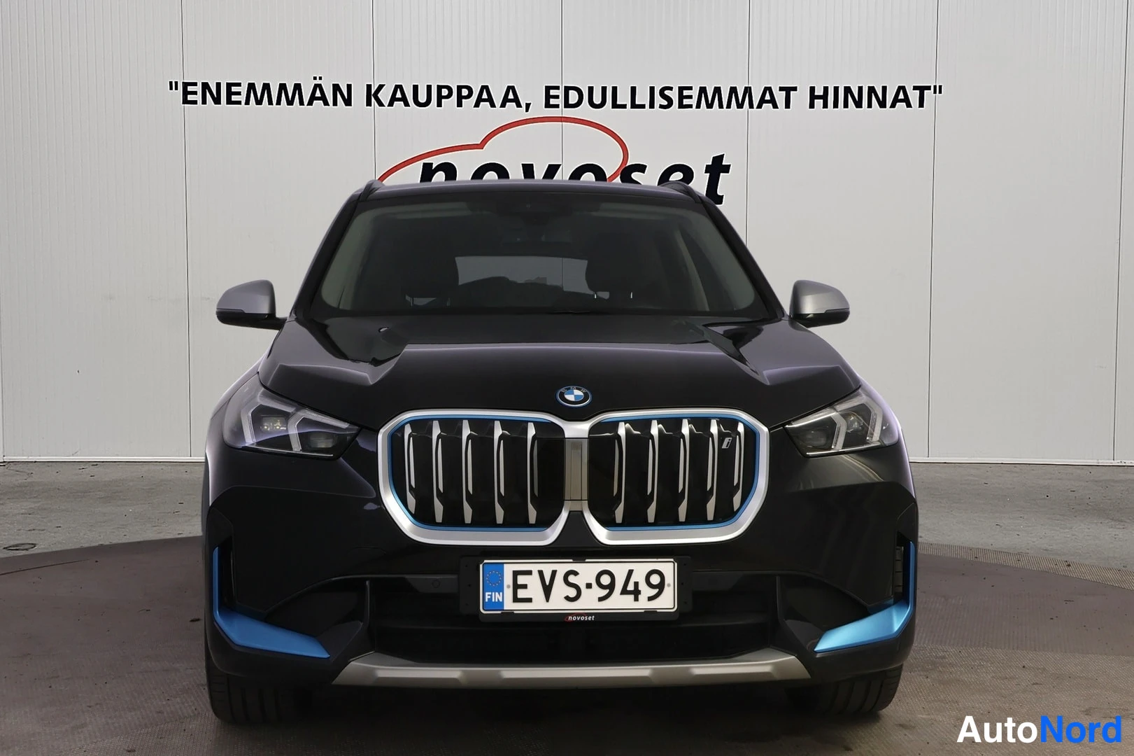 Musta BMW iX1 xDrive30 2023, edestä, kuva 3