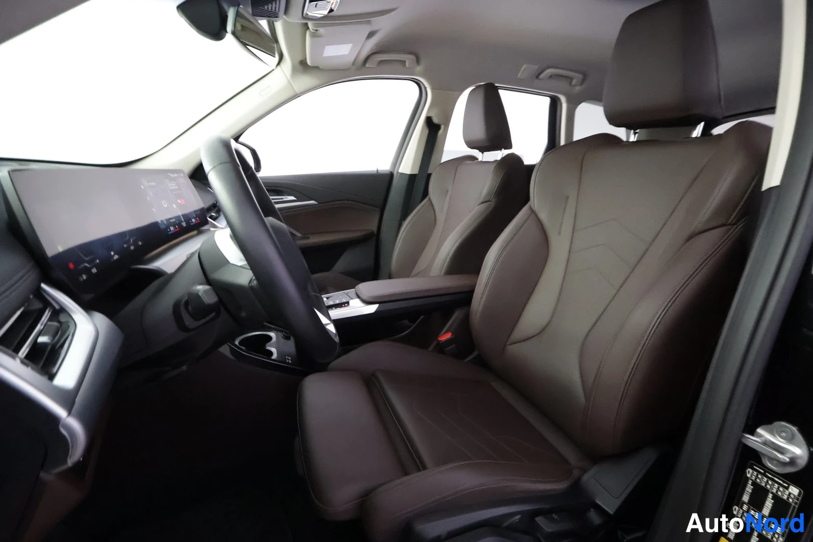 Musta BMW iX1 xDrive30 2023, ohjaamo, kuva 8
