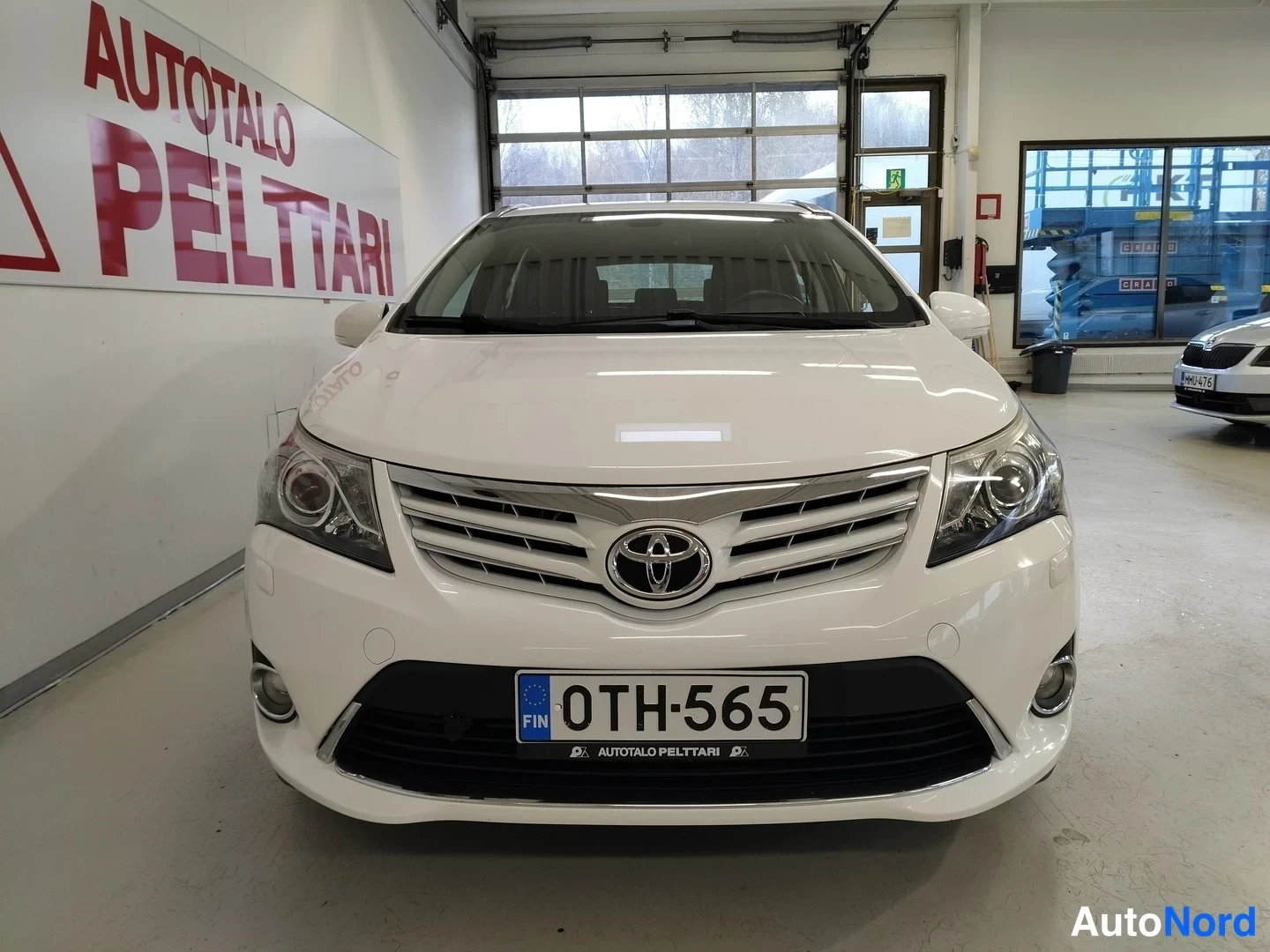 Valkoinen Toyota Avensis 2012, edestä, kuva 3