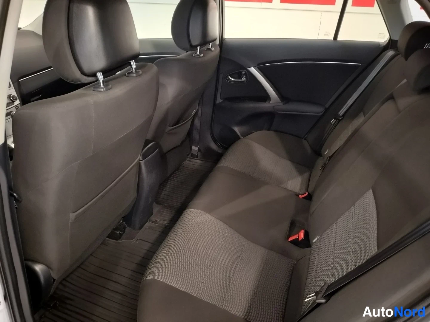 Valkoinen Toyota Avensis 2012, takaistuimet, kuva 15
